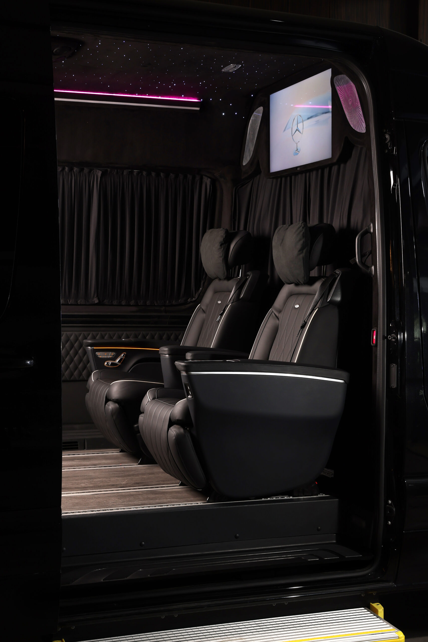 
								2022 Mercedes-Benz Sprinter 2500 Serenus Edition full									