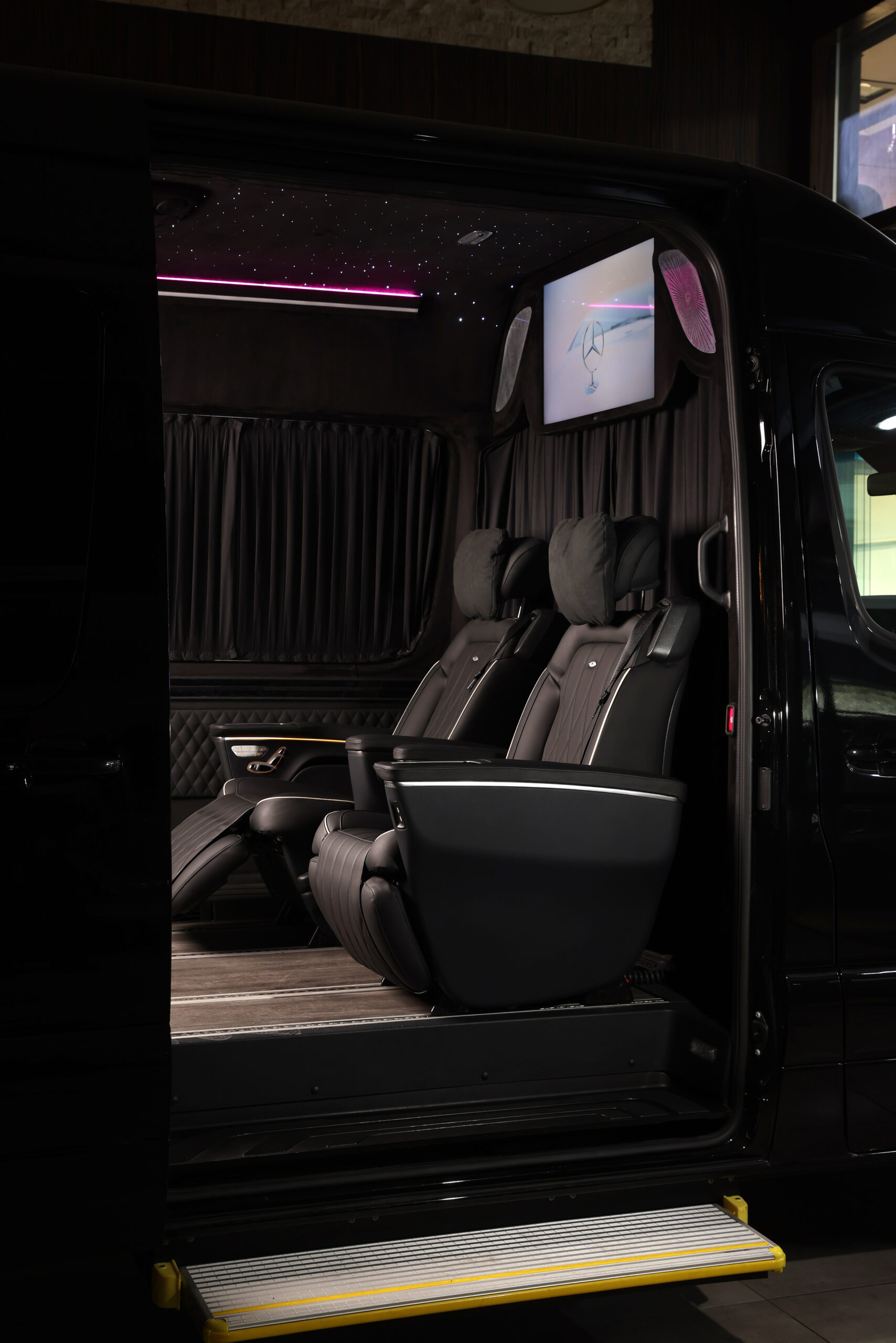 
								2022 Mercedes-Benz Sprinter 2500 Serenus full									