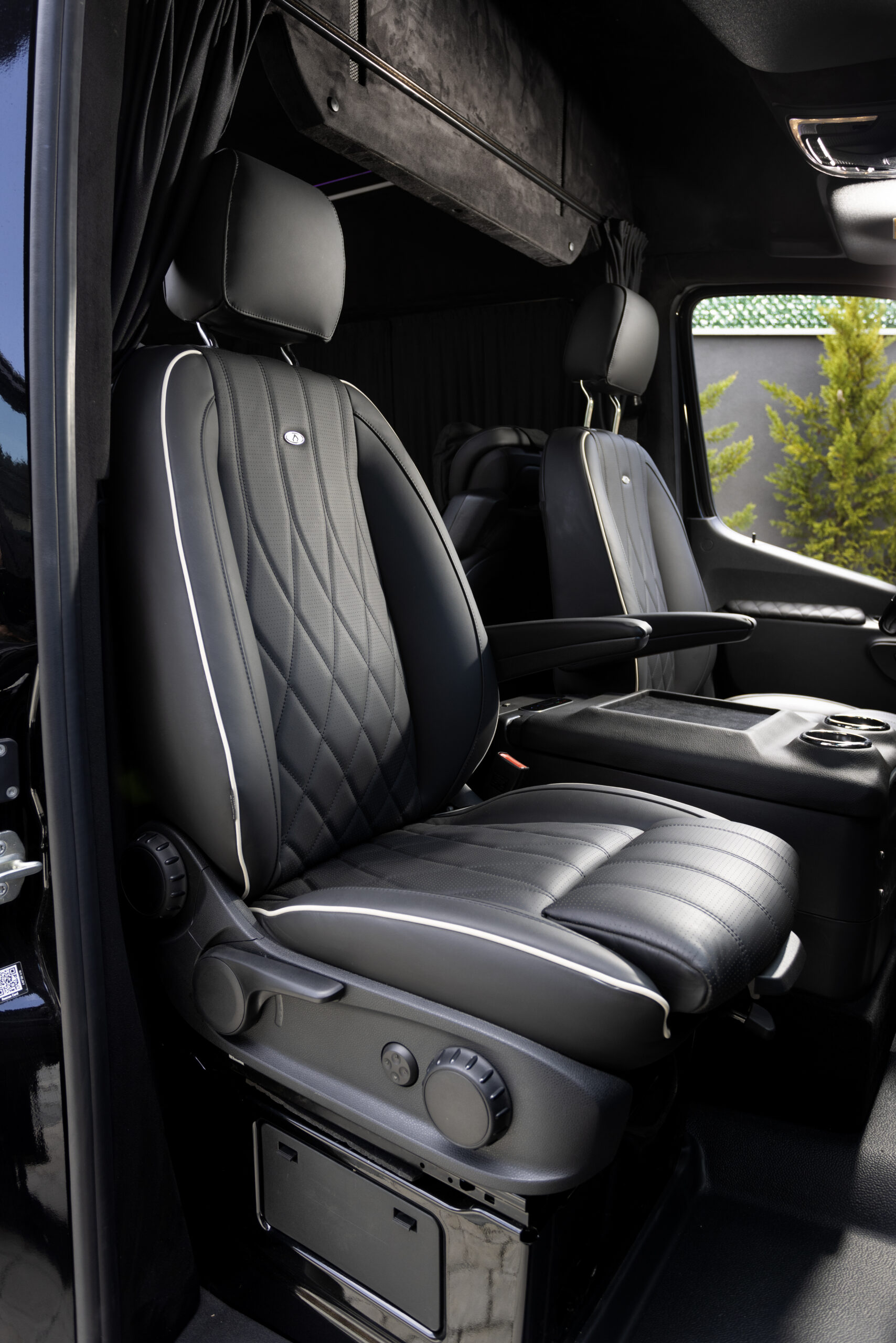 
								2022 Mercedes-Benz Sprinter 2500 Serenus Edition full									