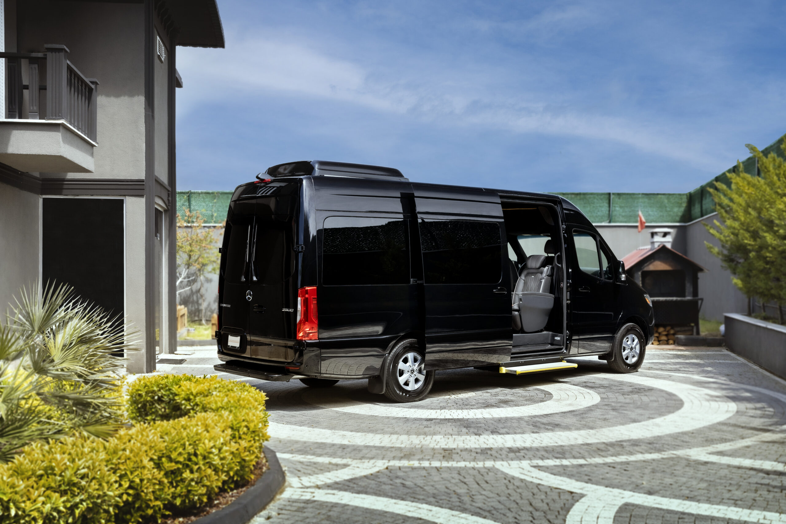 
								2022 Mercedes-Benz Sprinter 2500 Serenus Edition full									