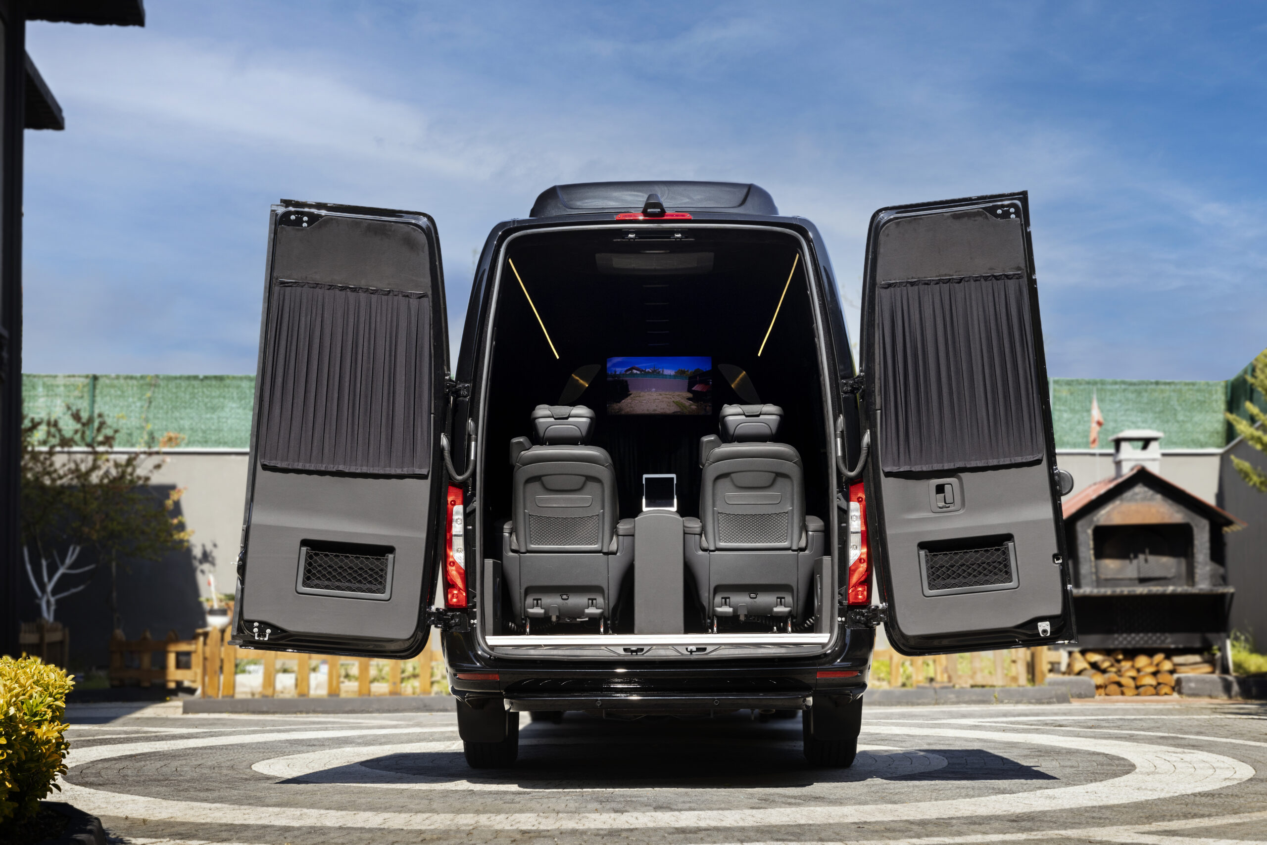 
								2022 Mercedes-Benz Sprinter 2500 Serenus Edition full									