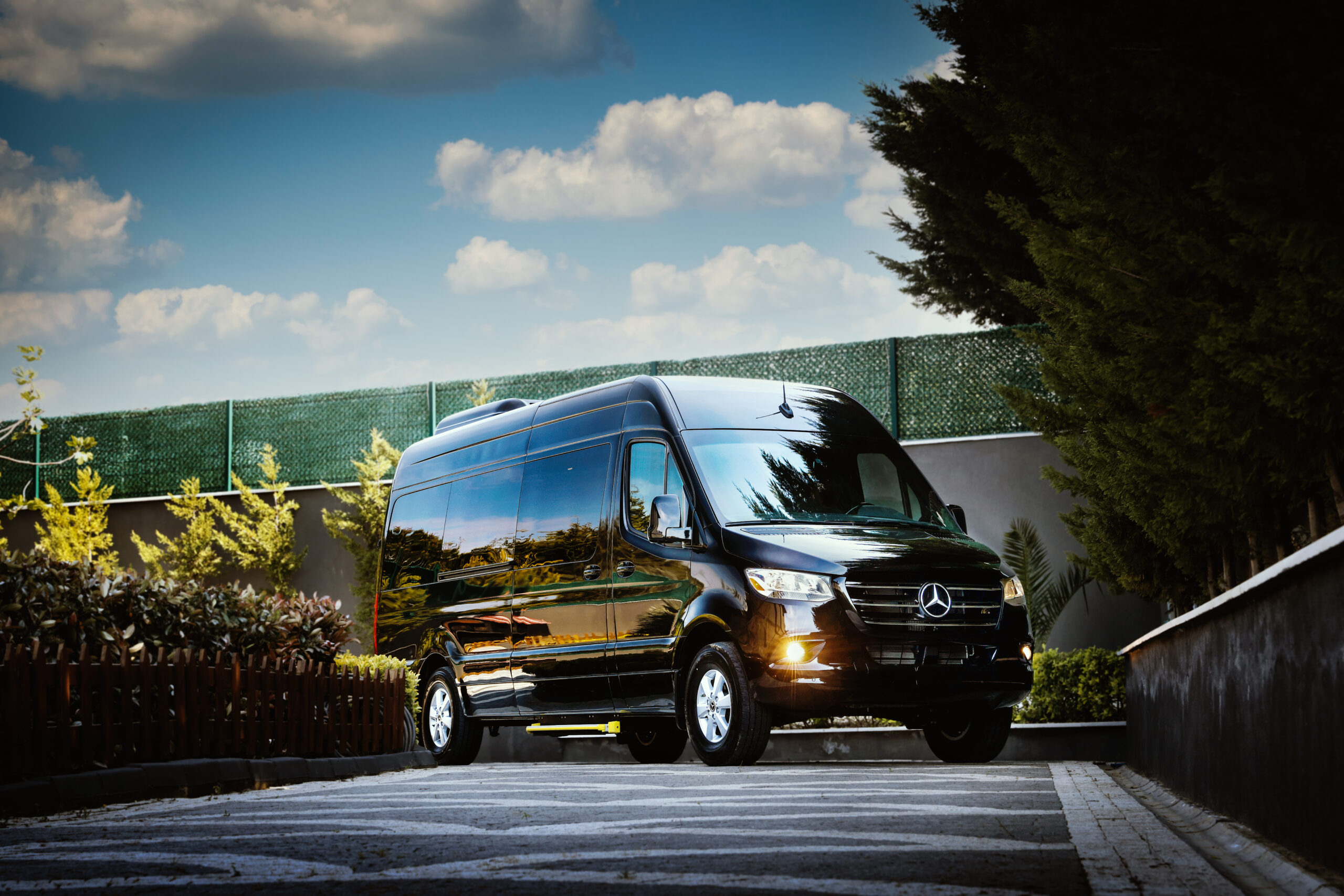 
								2022 Mercedes-Benz Sprinter 2500 Serenus Edition full									