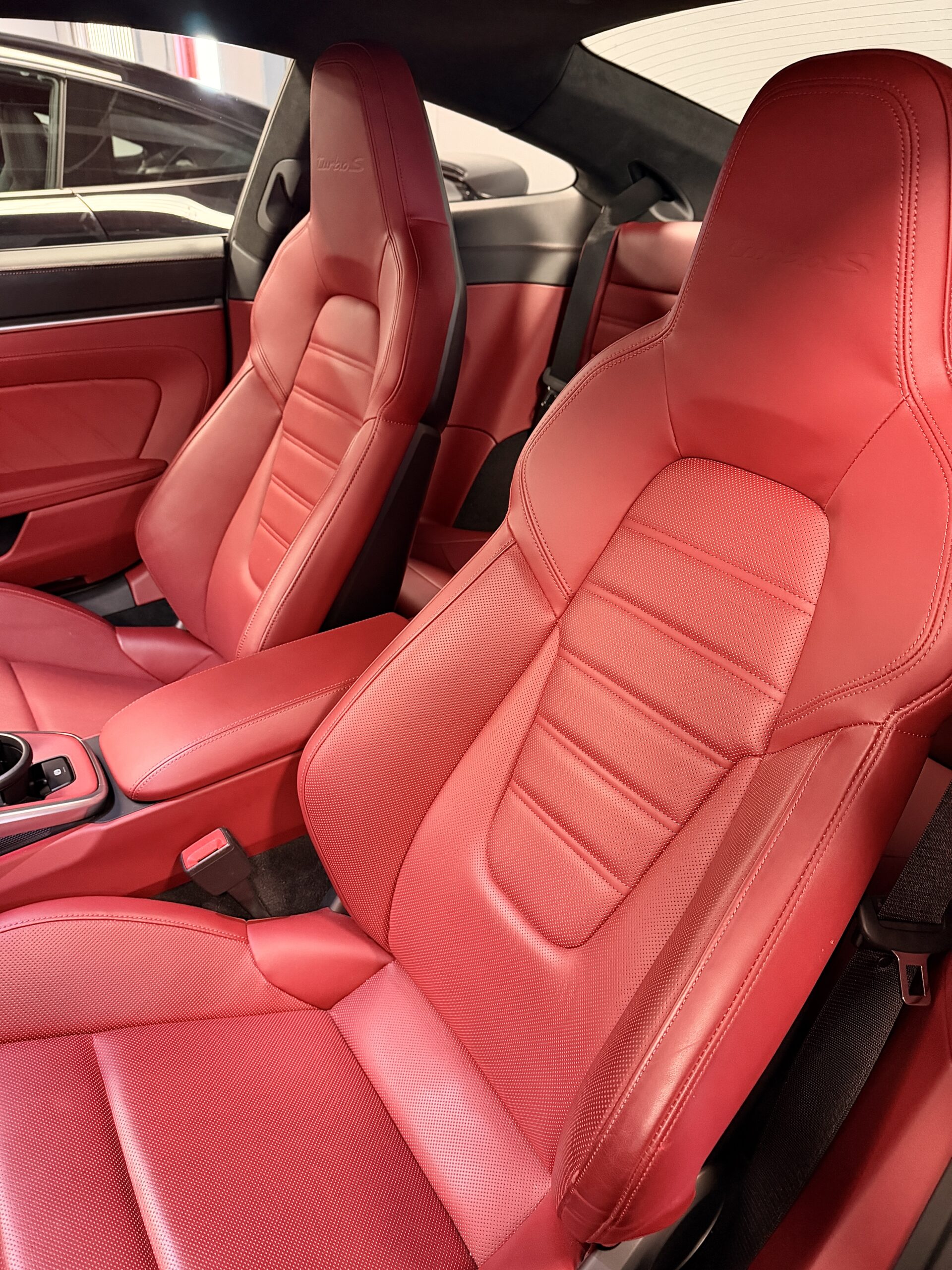 
								2021 Porsche 911 Turbo S Coupe full									