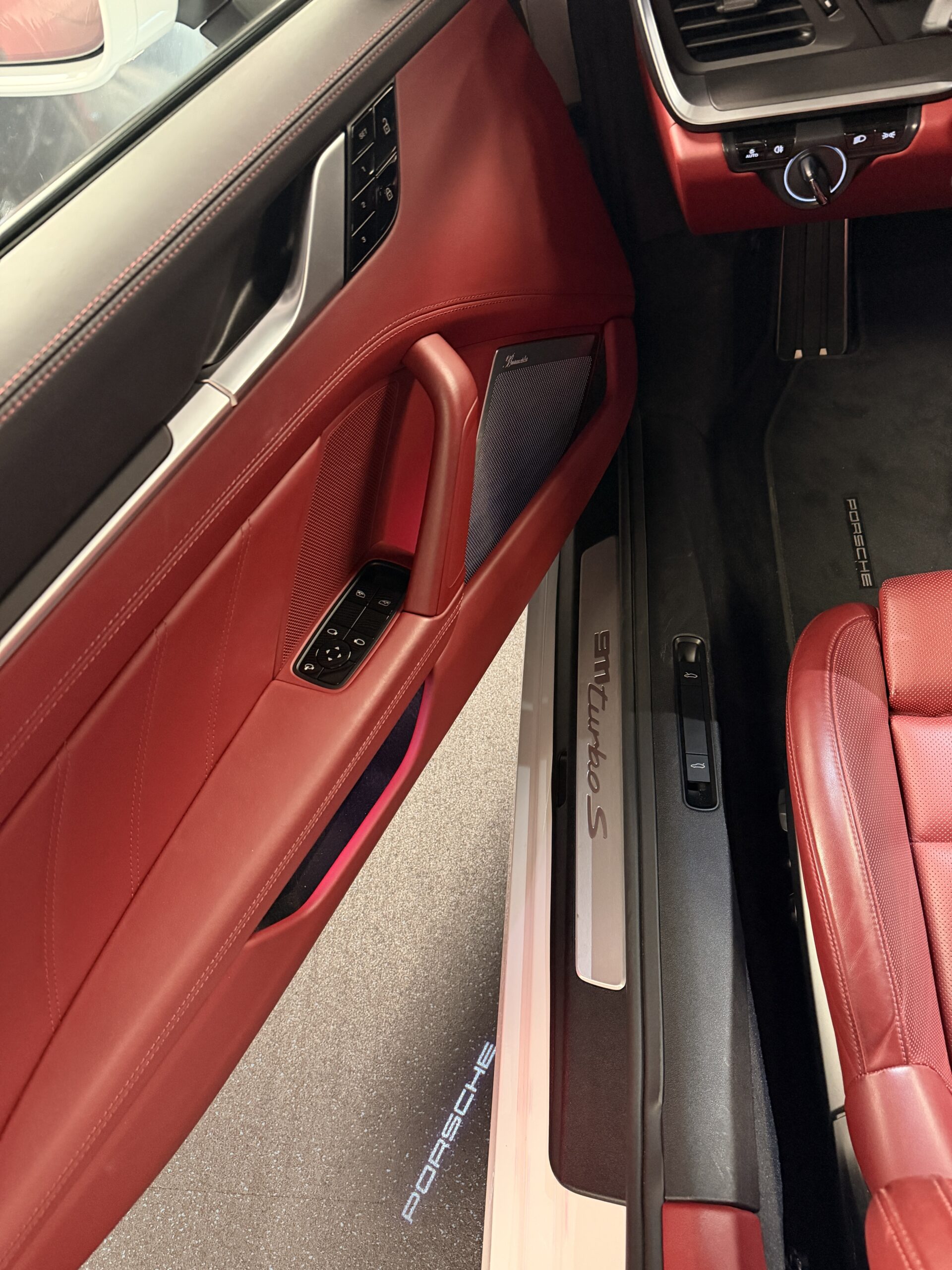 
								2021 Porsche 911 Turbo S Coupe full									